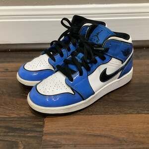 Nike Air Jordan 1 Mid SE 'Signal Blue' Youth 5 Sneakers
